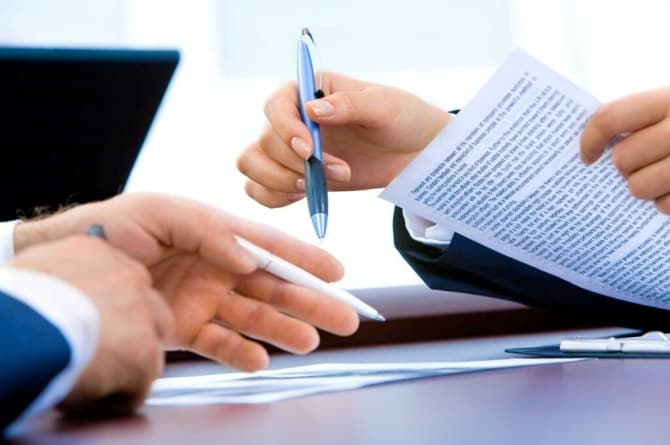Profesionales analizando datos de constituciones de empresas tecnológicas en España
